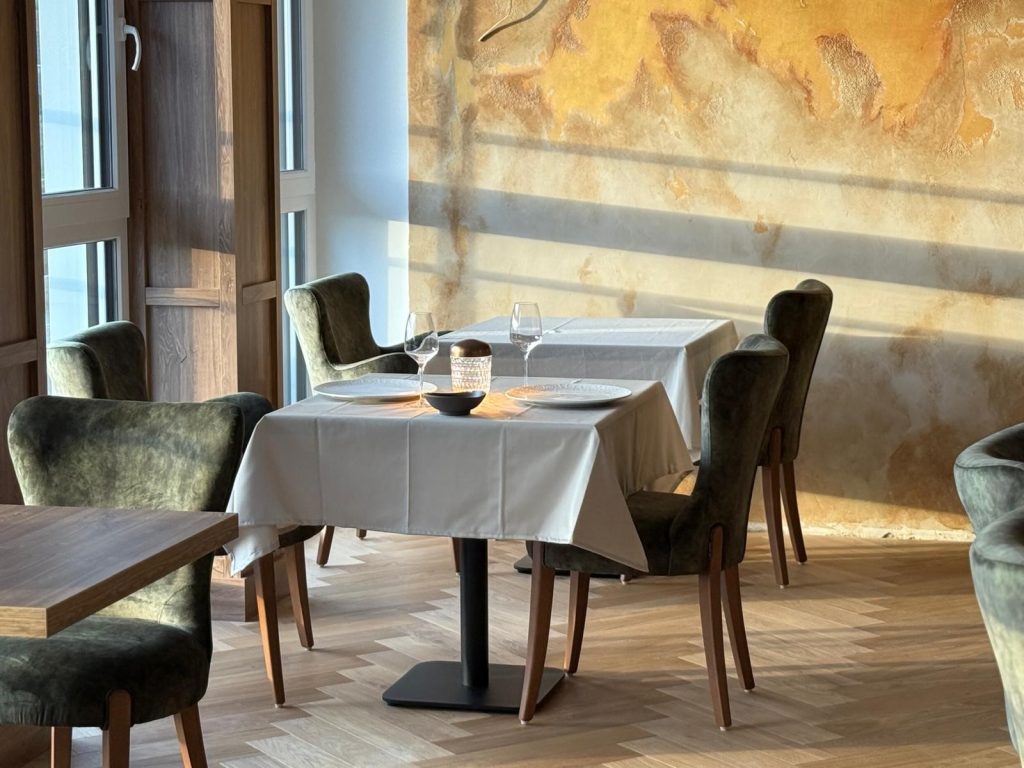 Restaurant La Mela Tisch und Stühle.