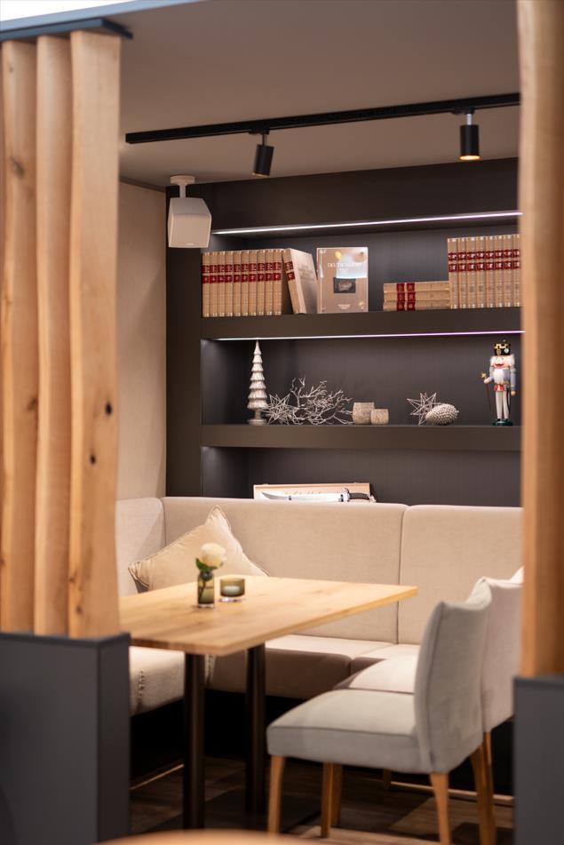 Gemütliche Sitzecke in dem Restaurant Albermann, Trennwände aus Holzbalken.