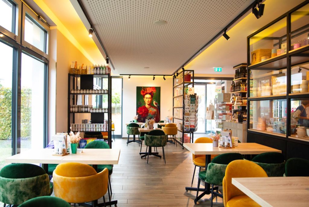 Offener Raum von Ingrids Glückswelt, inkl. Sitzgruppen und Popup-Store.