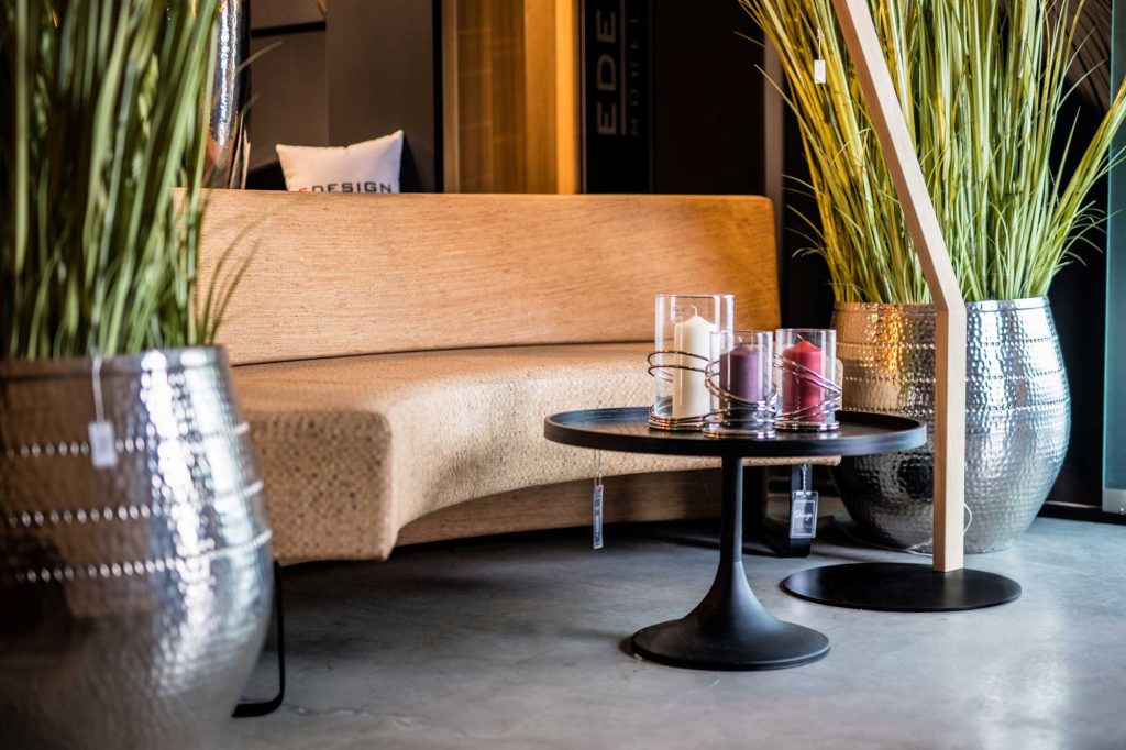 Couch aus dem Edelmeyer Showroom mit Beistelltisch und Pflanzen inkl. Kübel.