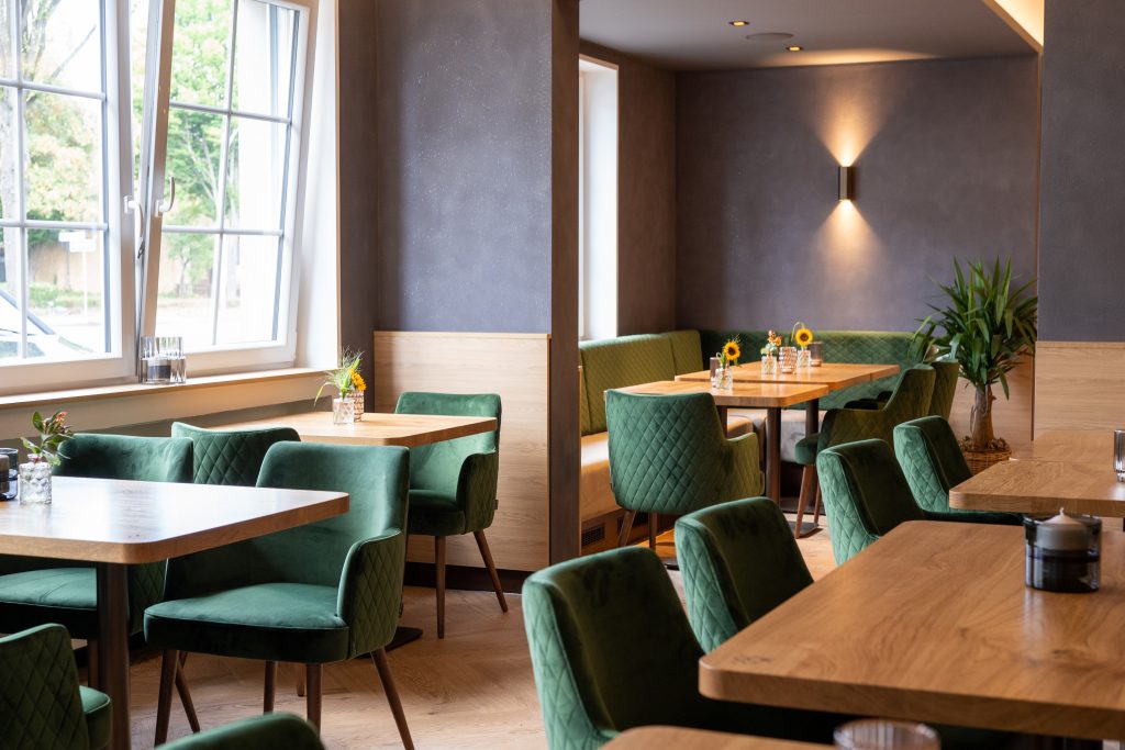 Restaurant Zum Wasserturm mit verschiedenen Sitzecken.