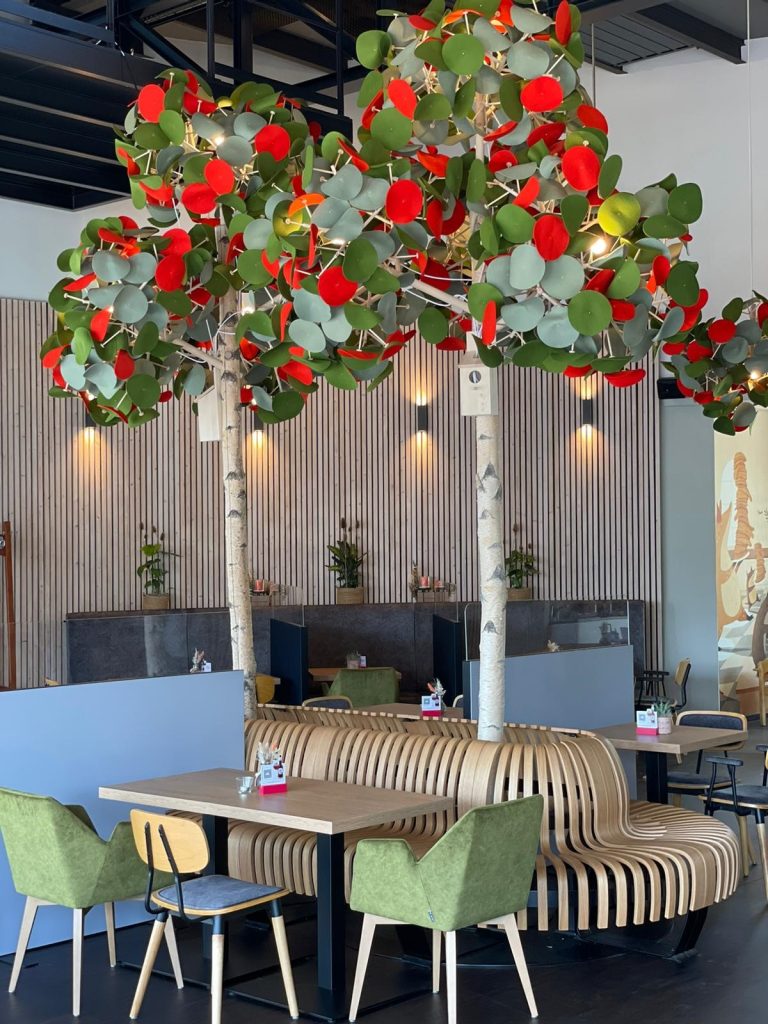 Restaurant Heinrich Enkels Raumtrenner aus Holz und nachgebauten Blättern.
