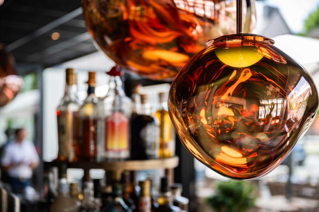 Nahaufnahme rote Glaslampe Café Zeit Braunschweig.