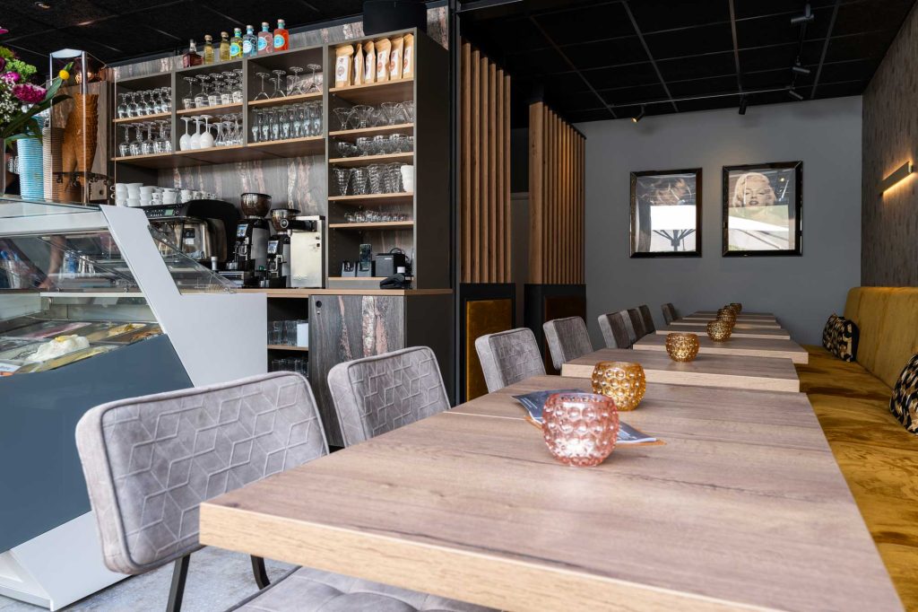 Nahaufnahme Tische, Stühle und Theke bei Café Zeit.