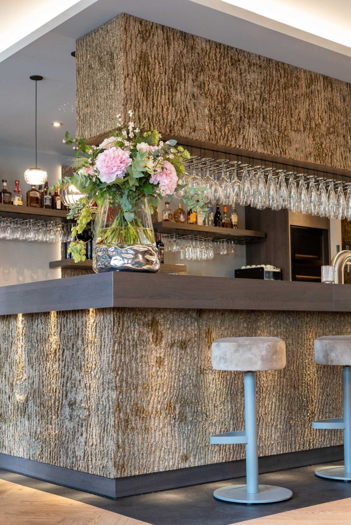 Restaurant Zum Wasserturm Bar in gold mit Hockern.